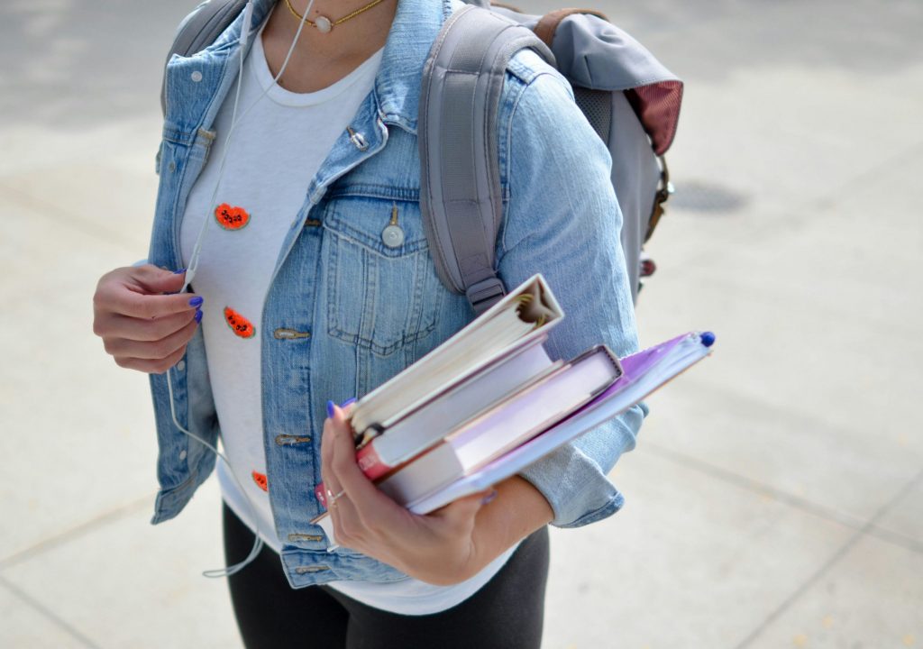 Estudantes deslocados com bolsa vão receber apoio de 40 euros por mês para deslocações