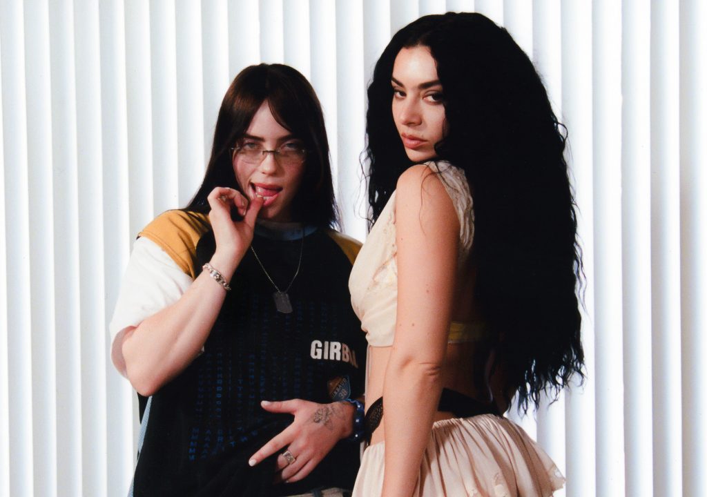 Charli XCX dá continuidade ao ‘BRAT summer’ com “Guess featuring Billie Eilish”