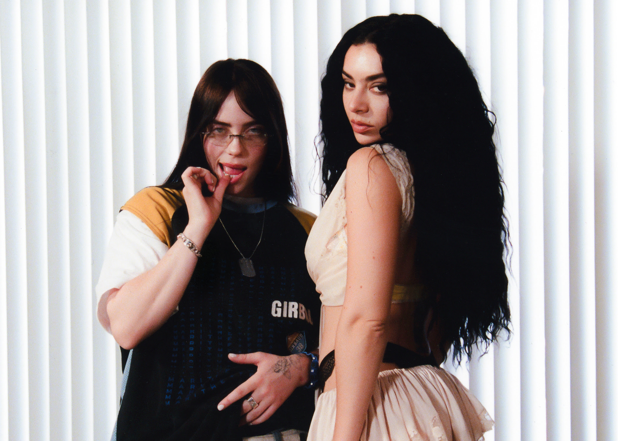 Charli XCX dá continuidade ao ‘BRAT summer’ com “Guess featuring Billie Eilish”