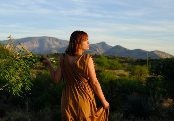 Mia Tomé lança novo álbum, “Há um herbário no deserto”, a partir da poesia de Emily Dickinson no início de 2025