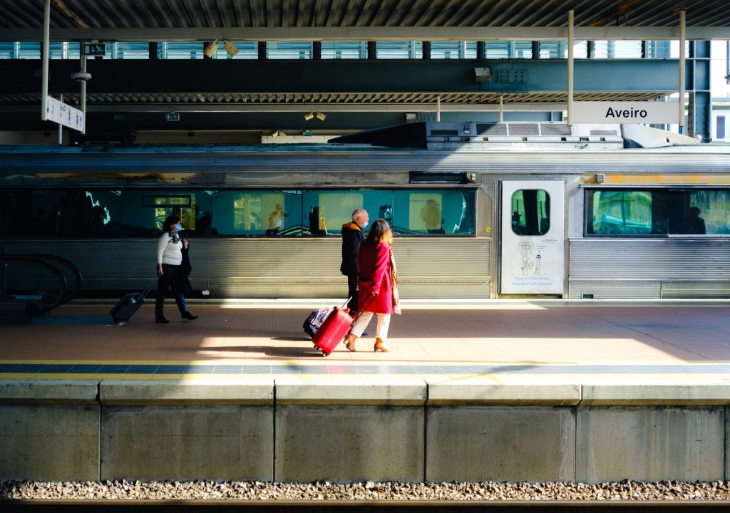 Mais de 2.200 pessoas já adquiriram o novo passe ferroviário verde, informa a CP – Comboios de Portugal