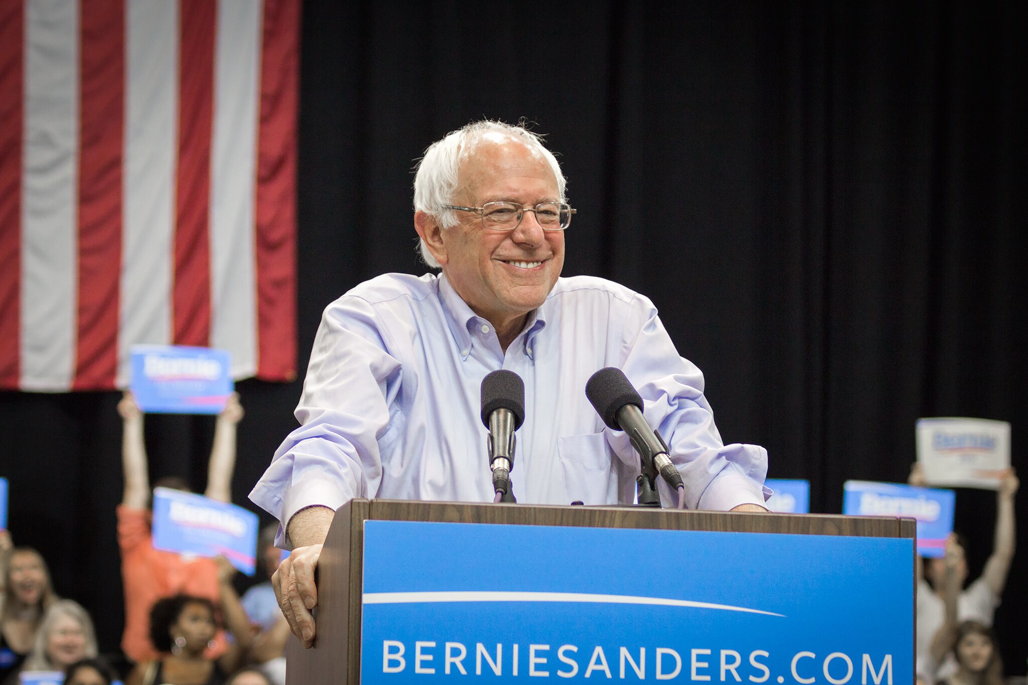 Bernie Sanders acusa Partido Democrata de abandonar a classe trabalhadora e diz que derrota não surpreende