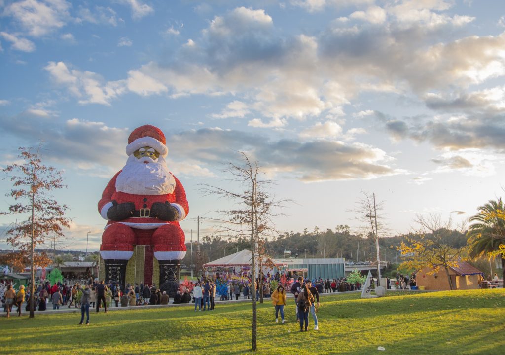 Maior e menor Pai Natal do mundo regressam a Águeda