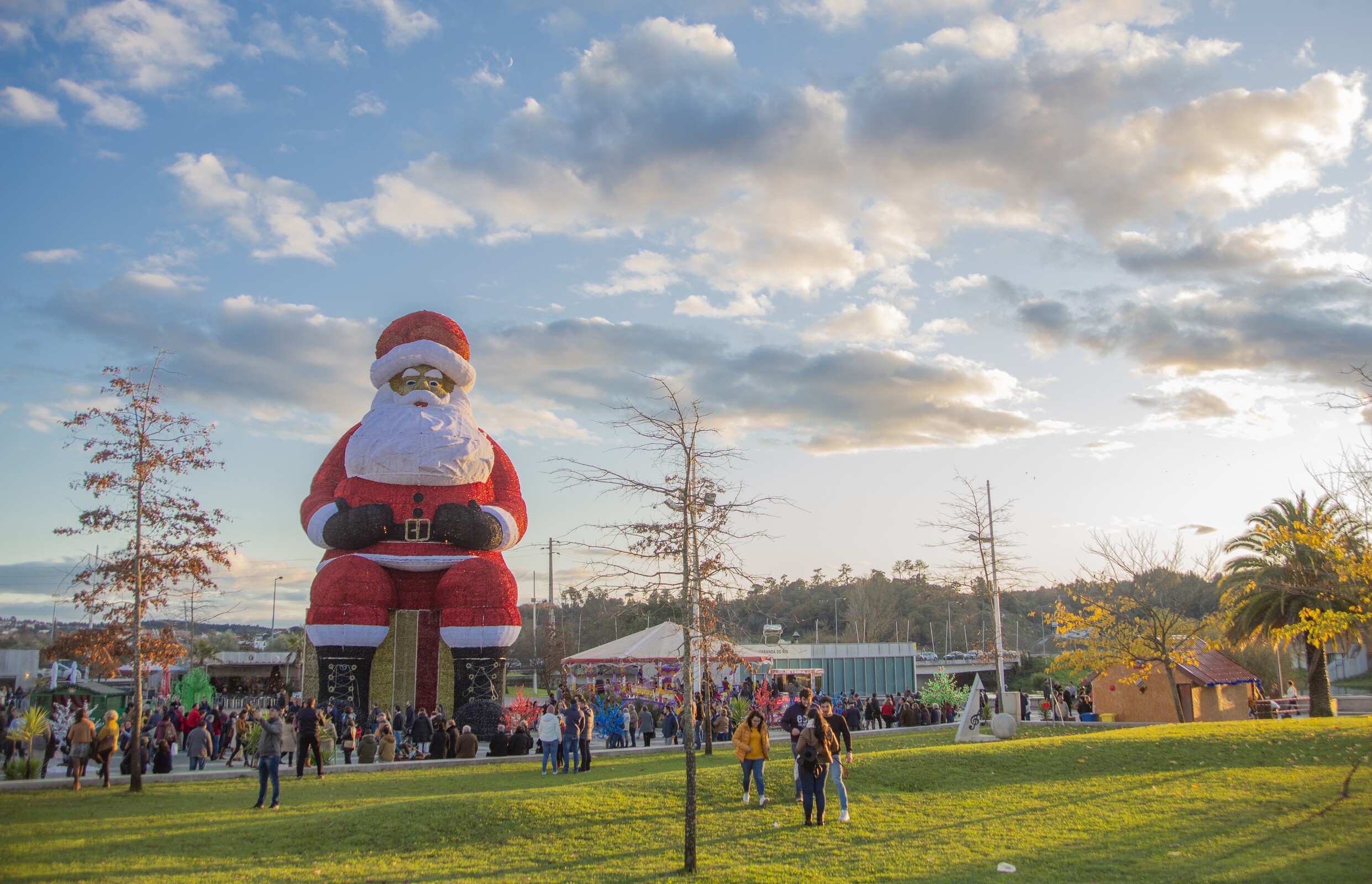 Maior e menor Pai Natal do mundo regressam a Águeda