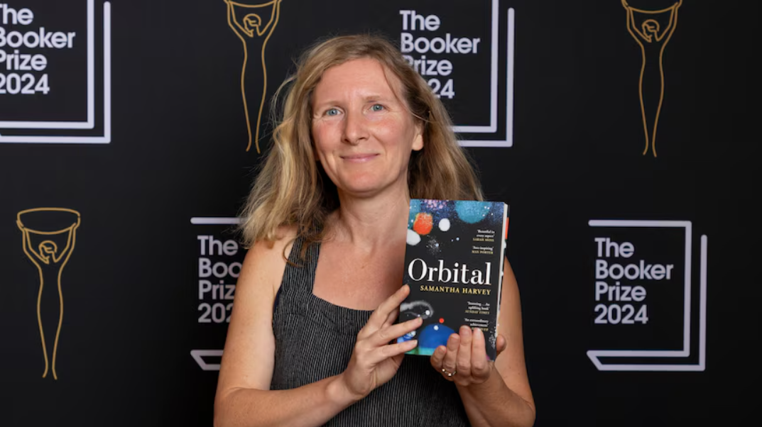 Samantha Harvey vence prémio Booker 2024 com o livro “Orbital”