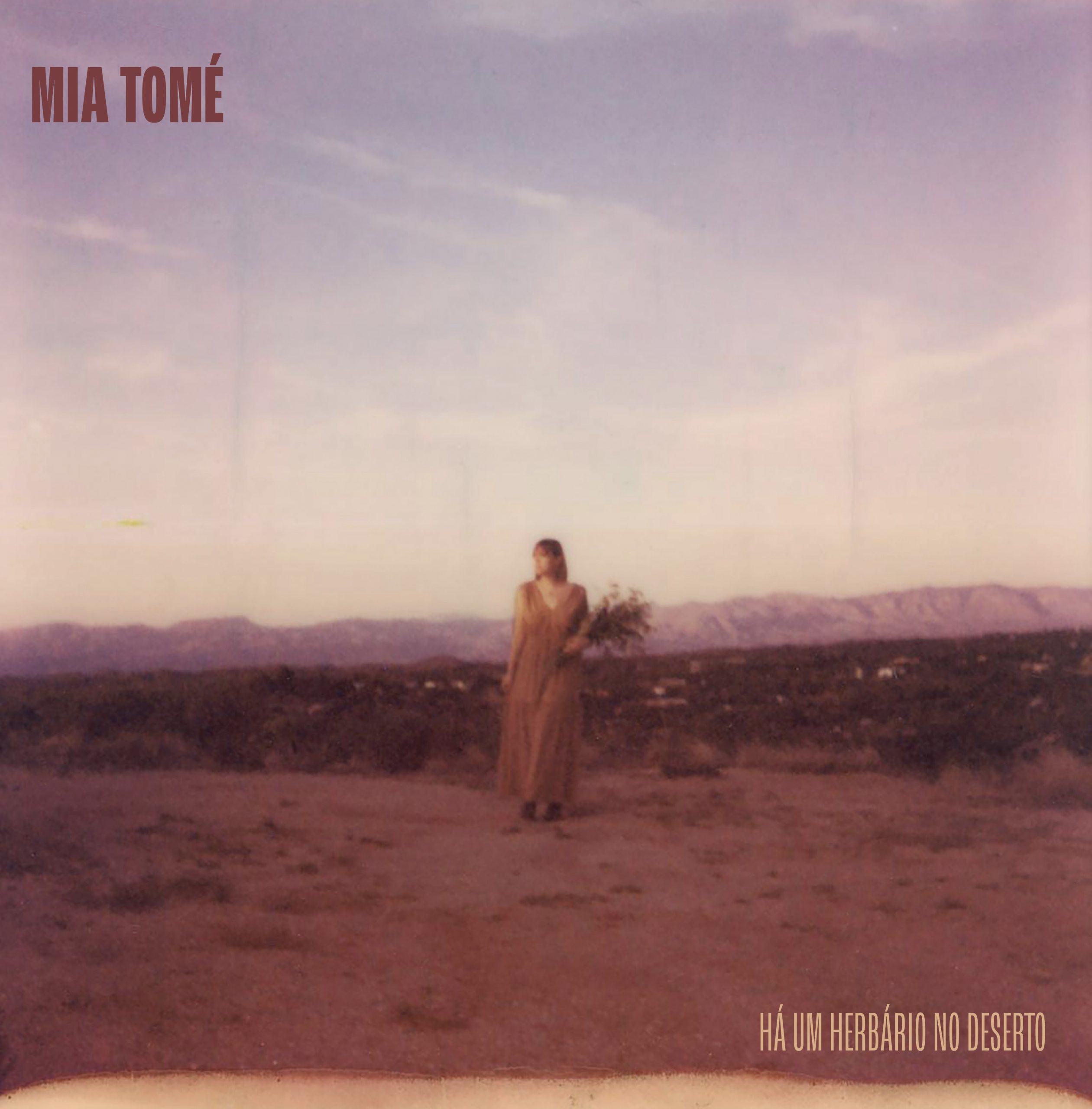 Mia Tomé lança novo disco, “Há um Herbário no Deserto”, em homenagem à poesia Emily Dickinson