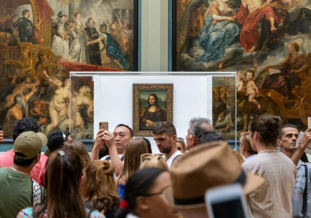 Museu do Louvre com quebra de visitantes, enquanto os museus do Prado e Rainha Sofia aumentam em 2024