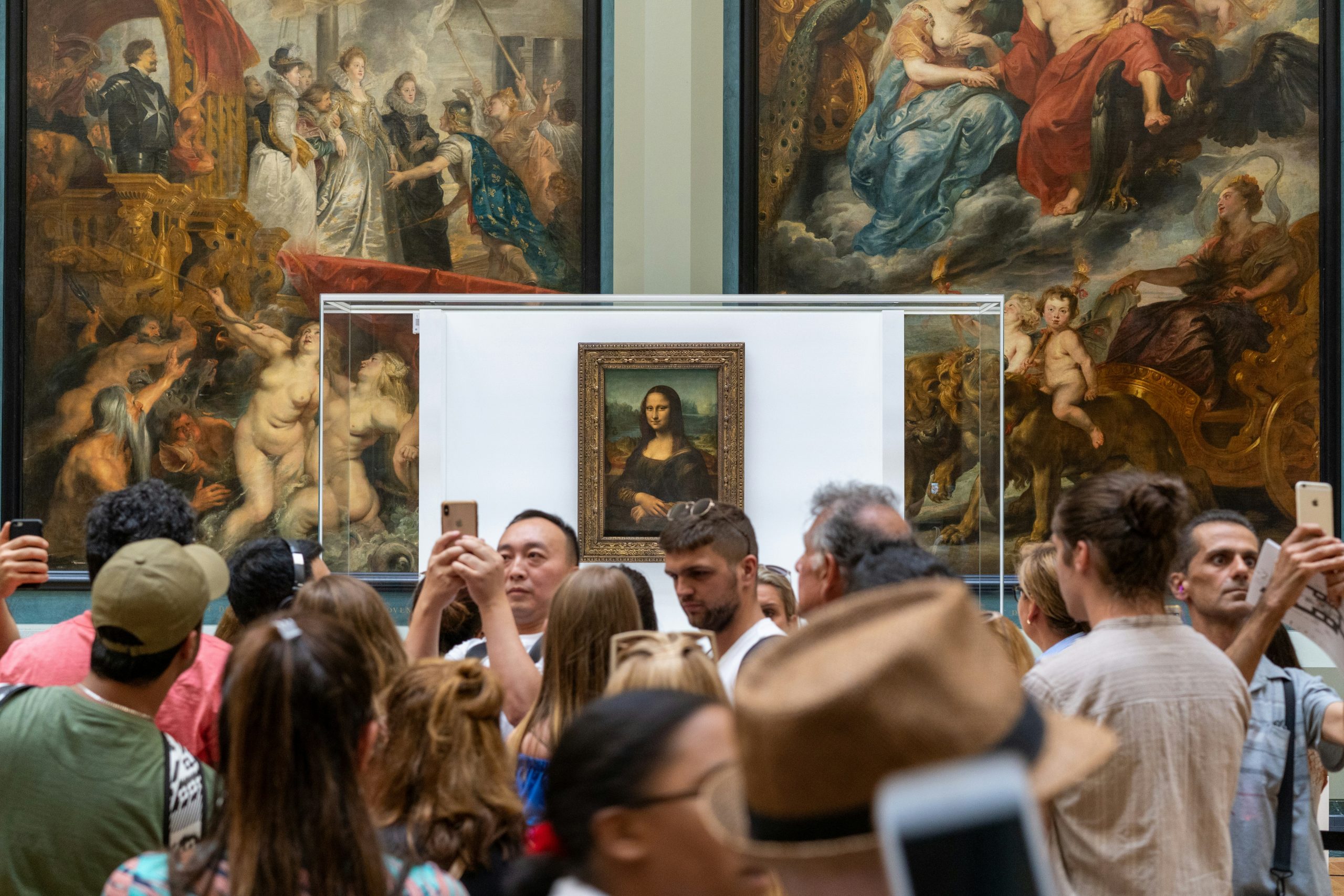 Museu do Louvre com quebra de visitantes, enquanto os museus do Prado e Rainha Sofia aumentam em 2024